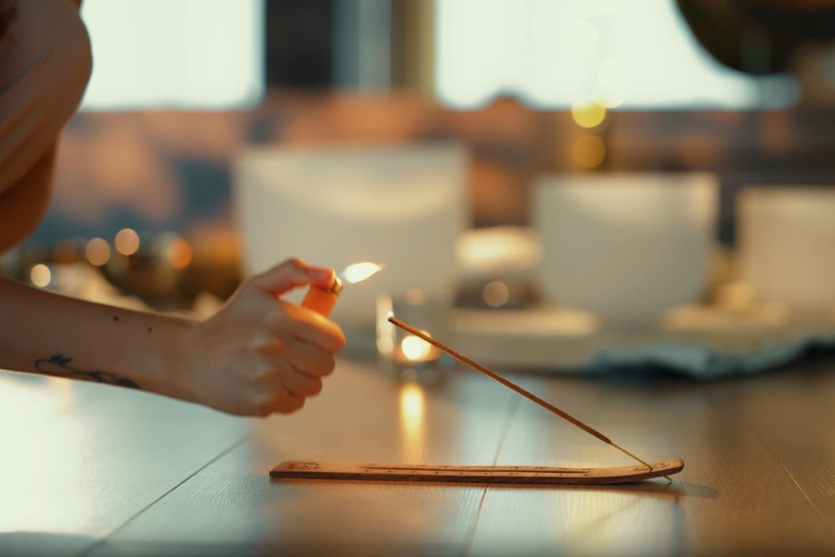 Lejos de ser una moda pasajera, el sahumerio recuperó en los últimos años un espacio en las casas argentinas como parte de una búsqueda más amplia: bienestar, diseño consciente y rituales personales que hagan pausa en medio del ritmo diario.