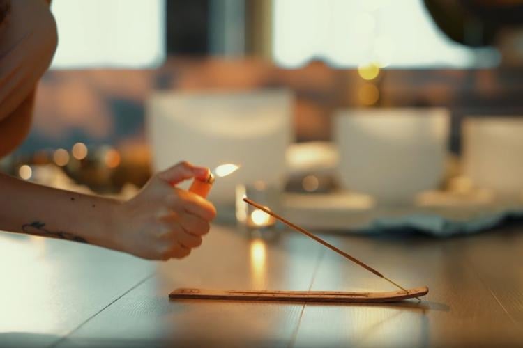 sahumerios Lejos de ser una moda pasajera, el sahumerio recuperó en los últimos años un espacio en las casas argentinas como parte de una búsqueda más amplia: bienestar, diseño consciente y rituales personales que hagan pausa en medio del ritmo diario.