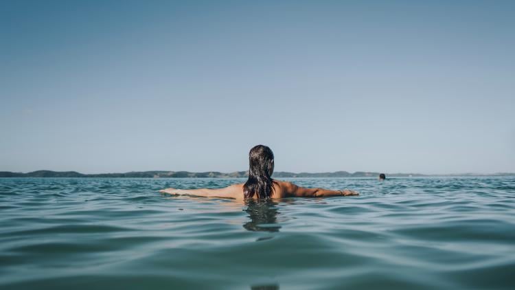 Foto de Janiere Fernandez en Pexels Mujer nadando en el mar