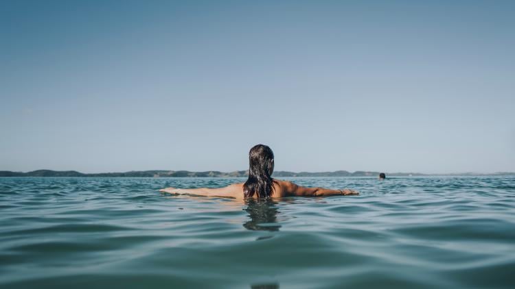 Mujer nadando en el mar