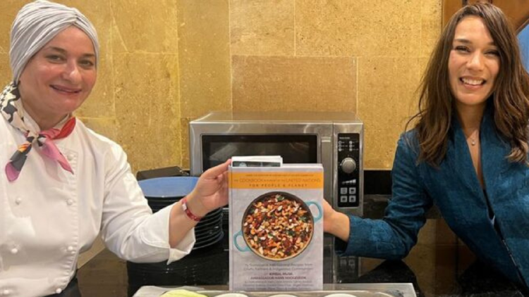 Cookbook in Support of the United Nations: For People and Planet El libro llamado \"Cookbook in Support of the United Nations: For People and Planet\" es una propuesta que reúne 75 recetas elaboradas por chefs reconocidos (Foto: IA)