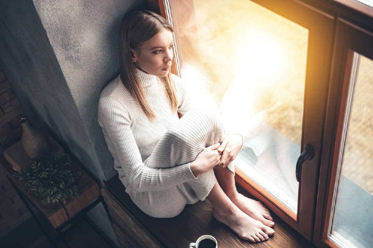 mujer triste ventana