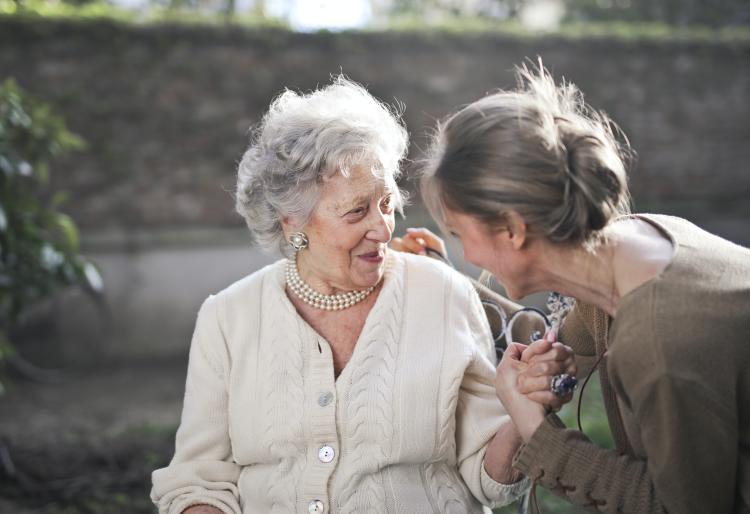 Señora de tercera edad su hija