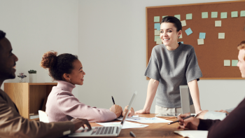 Foto de fauxels en Pexels Equipo de trabajo reunido en una oficina