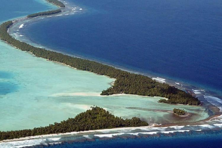 archipielago La sinuosa línea costera del atolón de Funafuti, en Tuvalu, una imagen tomada el 19 de febrero de 2004 en el Pacífico sur© Torsten Blackwood. (msn.com)