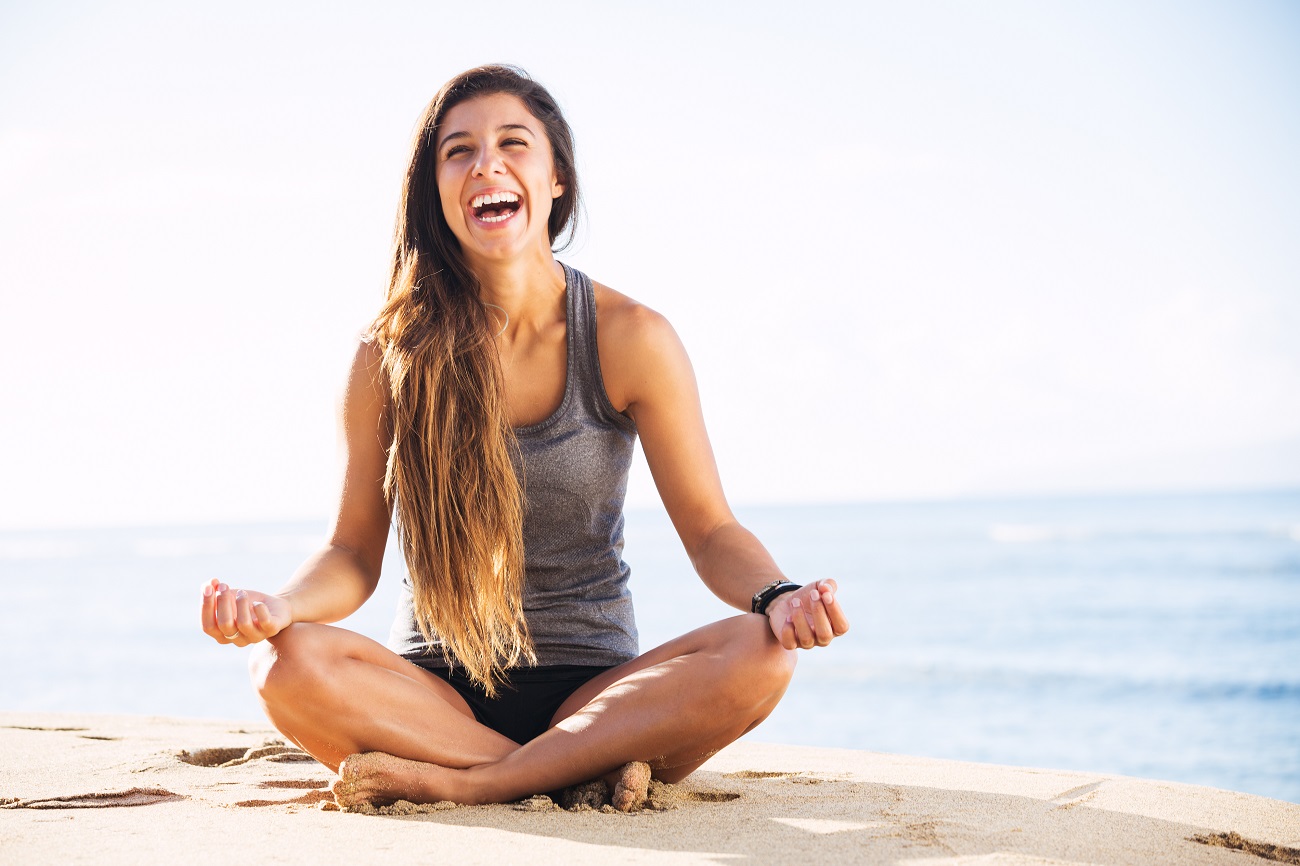 mujer yoga risa