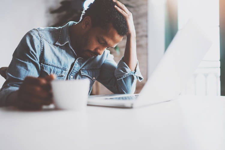 Un hombre trabaja cansado