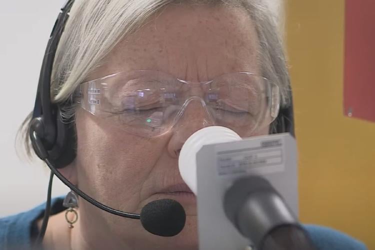 mujer parkinson Joy Milne, una enfermera escocesa con un sentido del olfato extraordinariamente agudo, notó un aroma diferente en la piel de su esposo años antes de que recibiera el diagnóstico de Parkinson.
