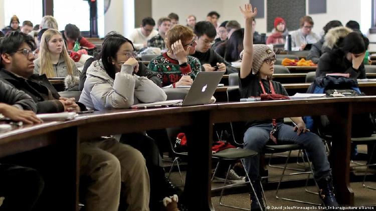 Elliott Tanner levanta la mano para hacer una pregunta durante su clase de cálculo cuatro en la Universidad de Minnesota. (2019)