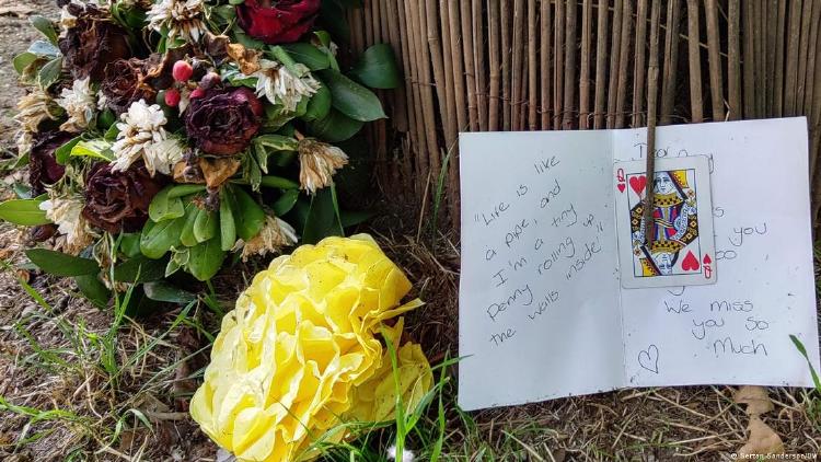 58310476_906 58310476_906