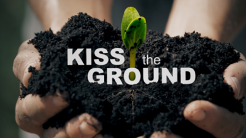 Besa el suelo En el marco del Mes del Suelo, \"Besa el suelo\", estrenada en Netflix, busca crear conciencia sobre cómo la salud de la tierra puede ser clave para combatir el cambio climático.