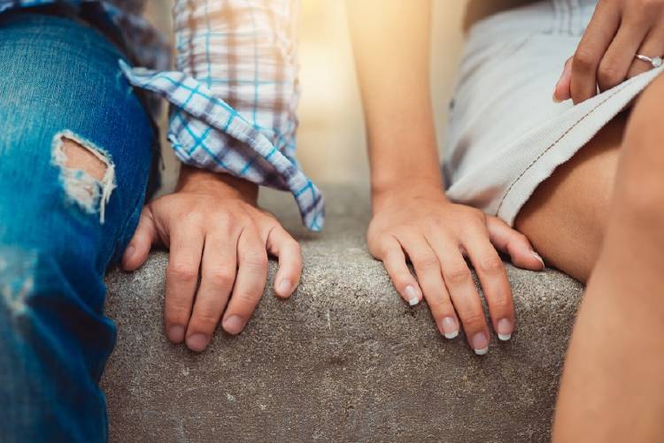 pareja hombre y mujer sentados