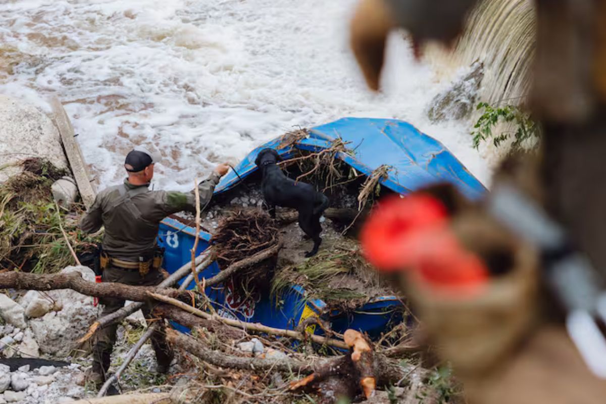 05 de julio 2025, EE.UU., Una unidad K9 del Texas Game Warden realiza búsquedas en las zonas dañadas por las inundaciones junto al Camp Mystic en Hunt. Foto: San Antonio Express News/Express News vía ZUMA Press Wire/dpaSan Antonio Express News   Express News via ZUMA Press Wire 