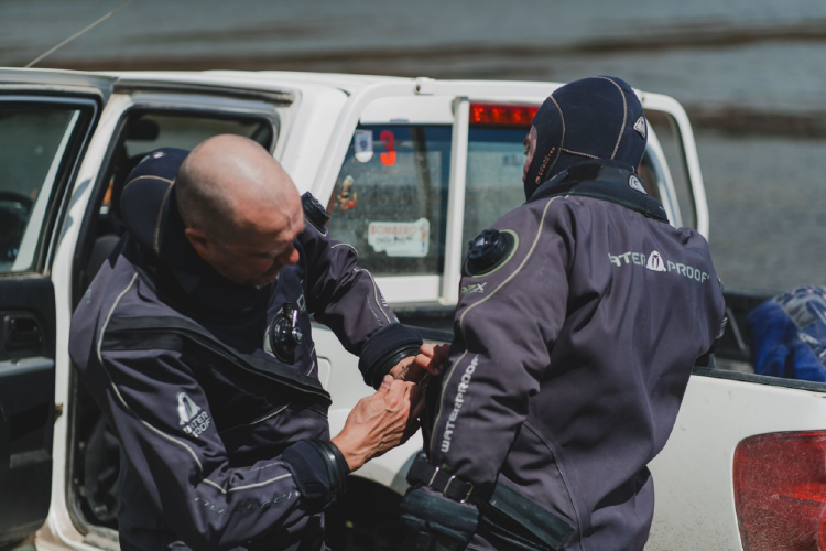 Cristian Lagger y Rod Sanchez listos para el buceo. Foto por Gabriel Leiva Muñoz Cristian Lagger y Rod Sanchez listos para el buceo. Foto por Gabriel Leiva Muñoz