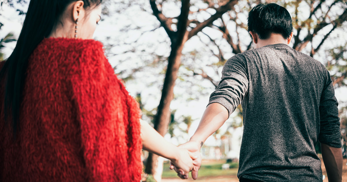 deberias-preocuparte-pareja-deja-atras-caminando deberias-preocuparte-pareja-deja-atras-caminando