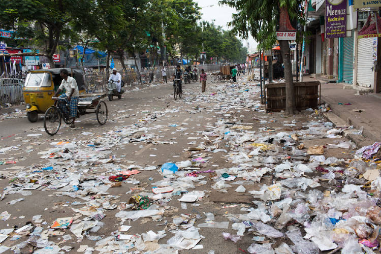 basura desechos plasticos india Contaminación del suelo