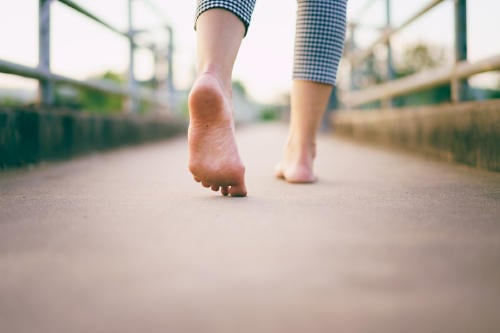 pies descalzos AdobeStock_237389215 pies descalzos AdobeStock_237389215