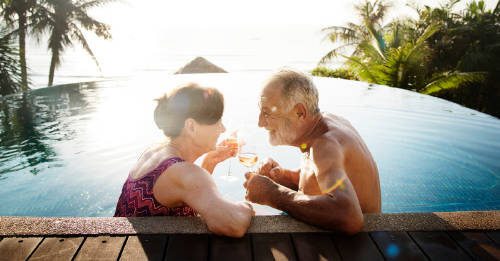 una pareja grande disfruta de un dia soleado en la pileta. vacaciones de verano. pareja de abuejos vacacionando