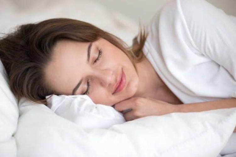 Mujer durmiendo Dormir como destino de viaje C(Créditos: Pinterest)