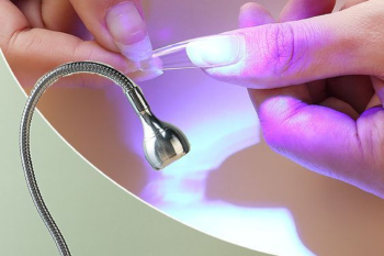 secado uñas Aunque parecen inofensivas, las lámparas de uñas podrían dañar tu piel. Investigadoras argentinas demostraron que su radiación modifica compuestos esenciales y puede generar efectos similares al sol sin protección. (Imagen: Pinterest