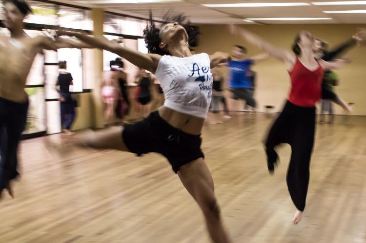 Mujer bailando en grupo