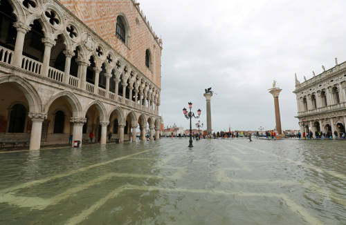 Venecia respira tranquila, pero las inundaciones amenazan a Pisa y Florencia
