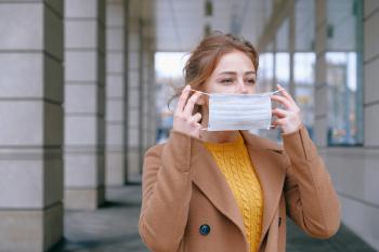 Mujer se quita la mascarilla