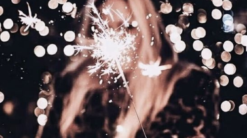 mujer fiestas Año nuevo: la noche festiva trae una energía especial gracias a la próxima Luna Nueva del 30 de diciembre en Capricornio (Foto: Pinterest)