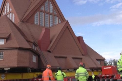 iglesia Sacrifican el corazón histórico de Kiruna por la minería: trasladan su icónica iglesia.