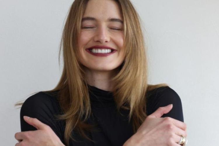 mujer se abraza Foto: Pinterest