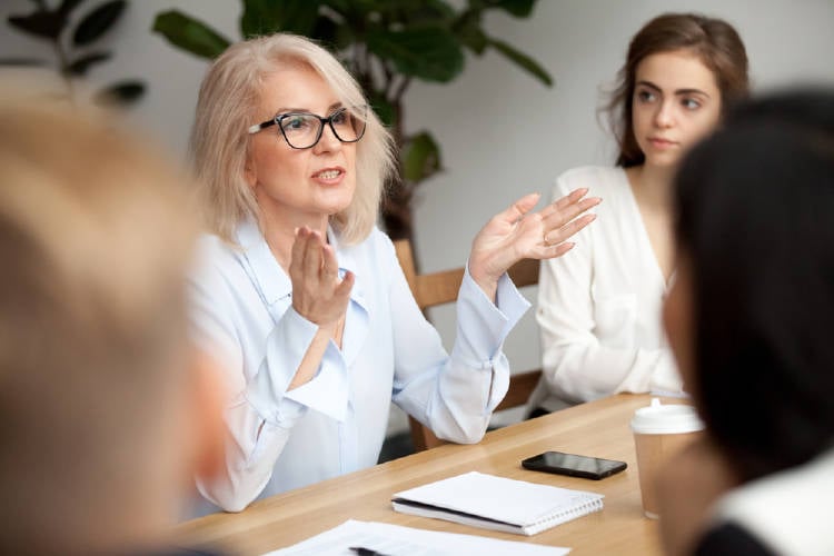 mujer de negocios edad avanzada