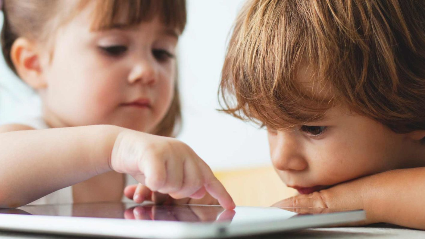 niños jugando con la tablet