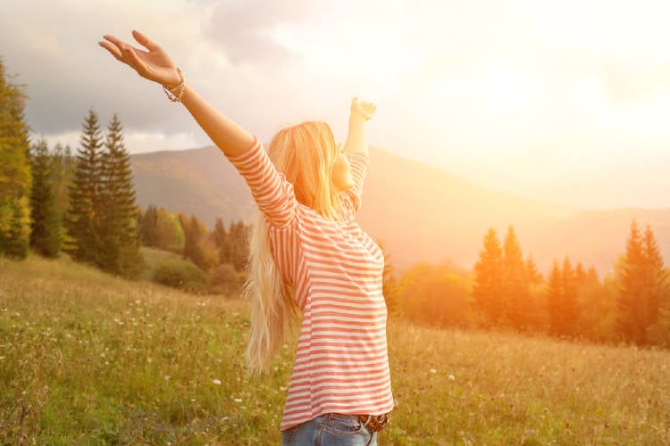 mujer libre y feliz al aire libre