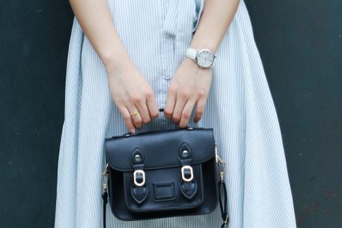 Foto de Cats Coming en Pexels Mujer sosteniendo un bolso con sus manos