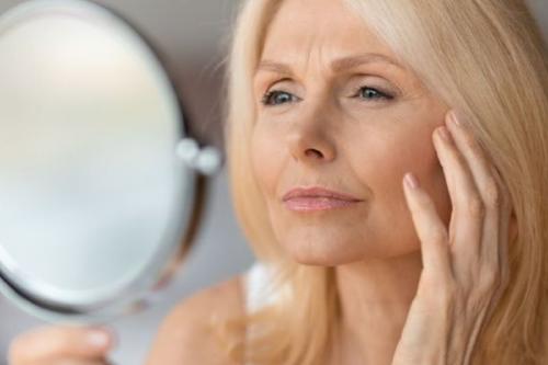 mujer espejo ¿La gelatina de oro es el nuevo botox natural? El secreto de belleza que divide a dermatólogos. (PINTEREST)