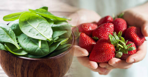la espicana y las fresas son dos alimentos nutritivos que tienen casi cero calorias