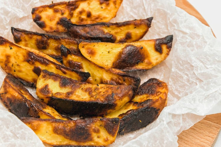 Patatas quemadas sobre una tabla de madera