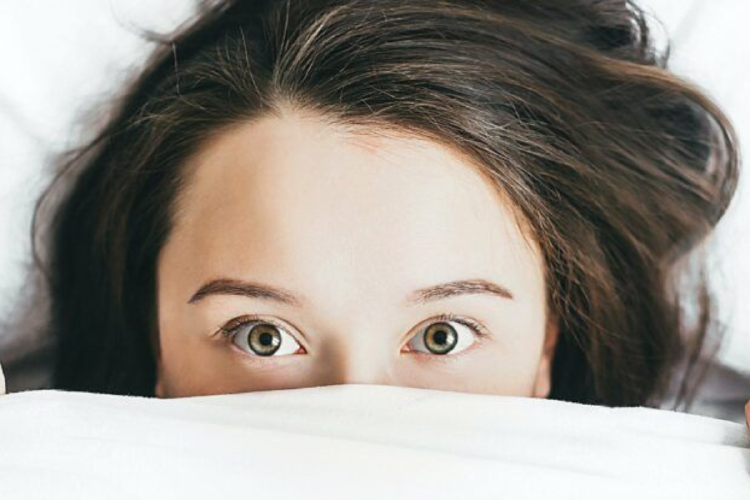 niña despierta Los efectos del calor nocturno sobre el sueño no son iguales para todos. Las personas mayores, niños, embarazadas y quienes padecen ansiedad o insomnio crónico son los más vulnerables. (Foto: Pinterest)