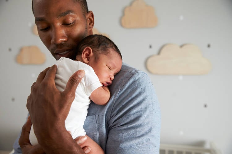 Padre con su bebé en brazos