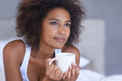 Mujer con taza de te Cuatro hábitos para despertarse todas las mañanas de buen humor y con energía. (Foto: Pinterest)