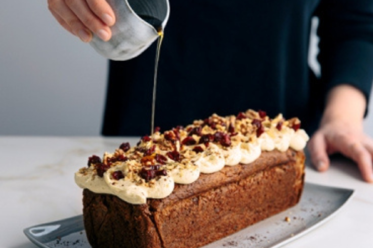carrot cake Disfrutá de esta torta casera de zanahoria con un toque especial de especias y frutos secos, perfecta para cualquier momento del día.