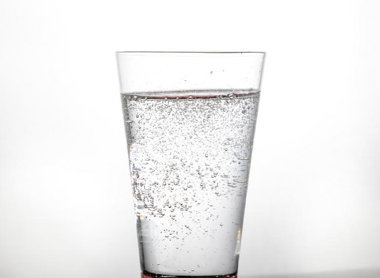 beneficios del agua con gas beneficios del agua con gas