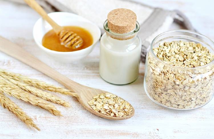 jarras cucharas con leche avena y miel