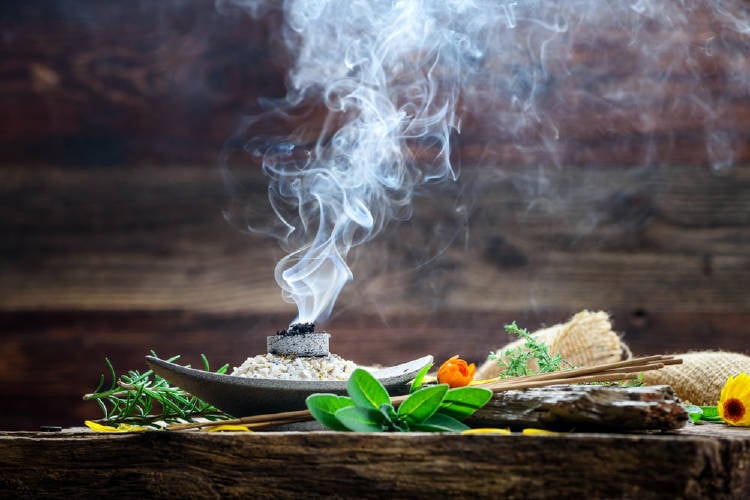 hierbas incienso Quema de hierbas e incienso