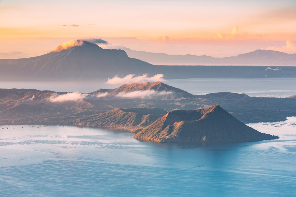 Volcán sobre agua