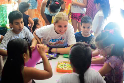 Conoce a la ONG que celebra los cumpleaños de niños en situación de vulnerabilidad