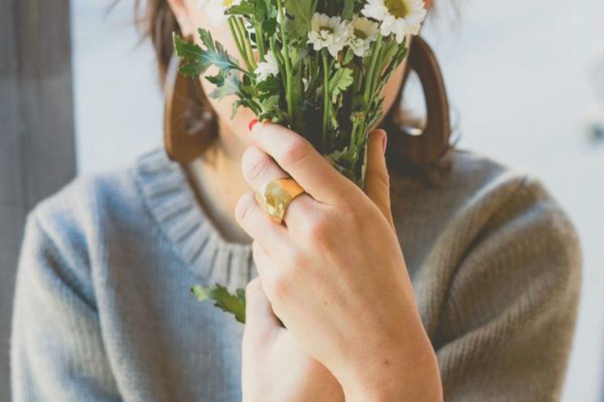 mujer con ramo Foto: Pinterest