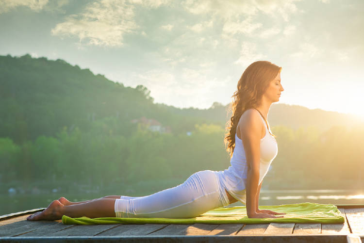 Una mujer haciendo yoga al aire libre