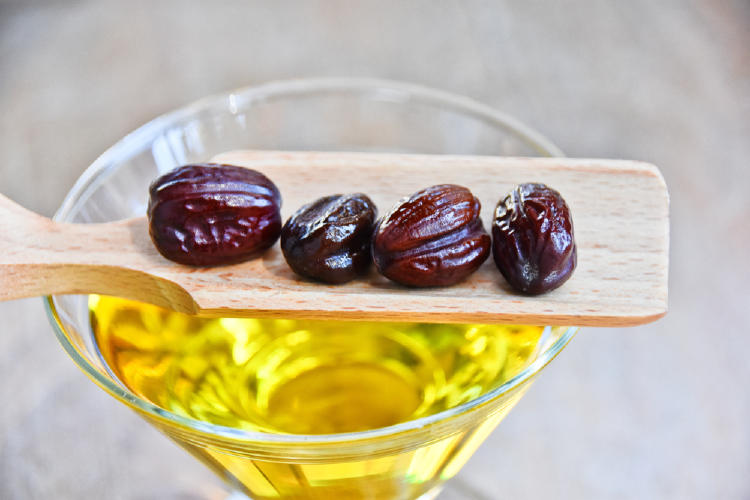 sementes de jojoba Aprenda como usar o óleo de jojoba para o cabelo e pele