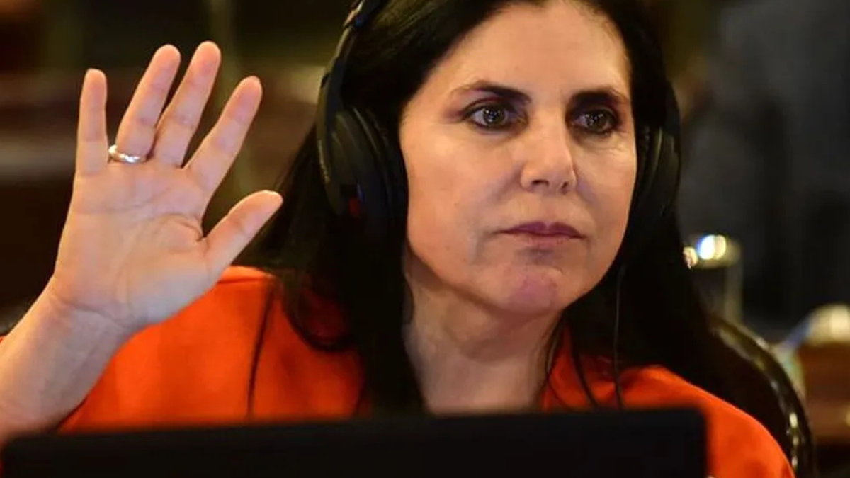 Gabriela Lena El proyecto, cuya autoría pertenece a la diputada Gabriela Lena, habilita la caza controlada de las tres especies con fines de control poblacional y mitigación de los daños.